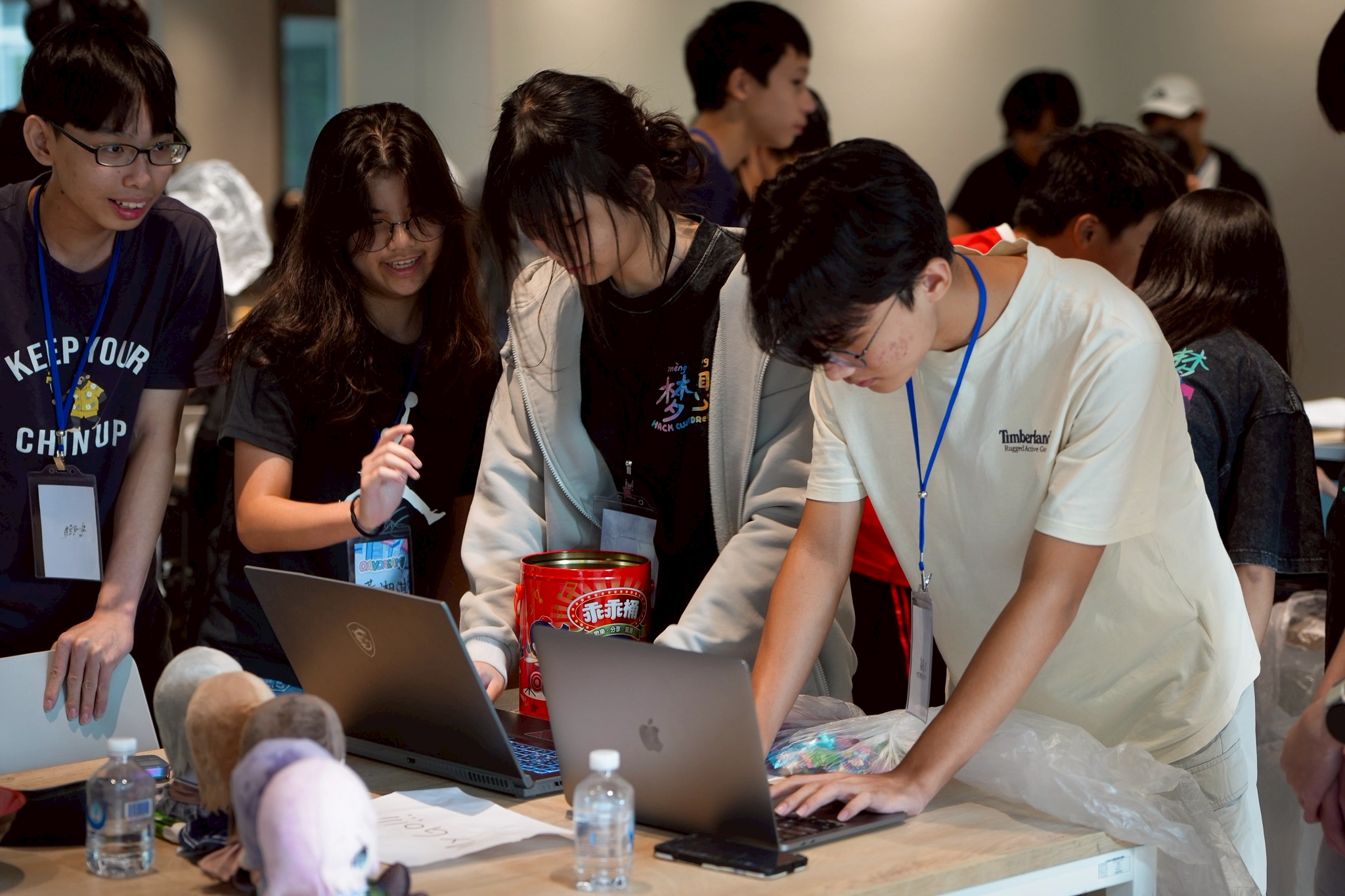 HackIt 青少年在活動現場協作
