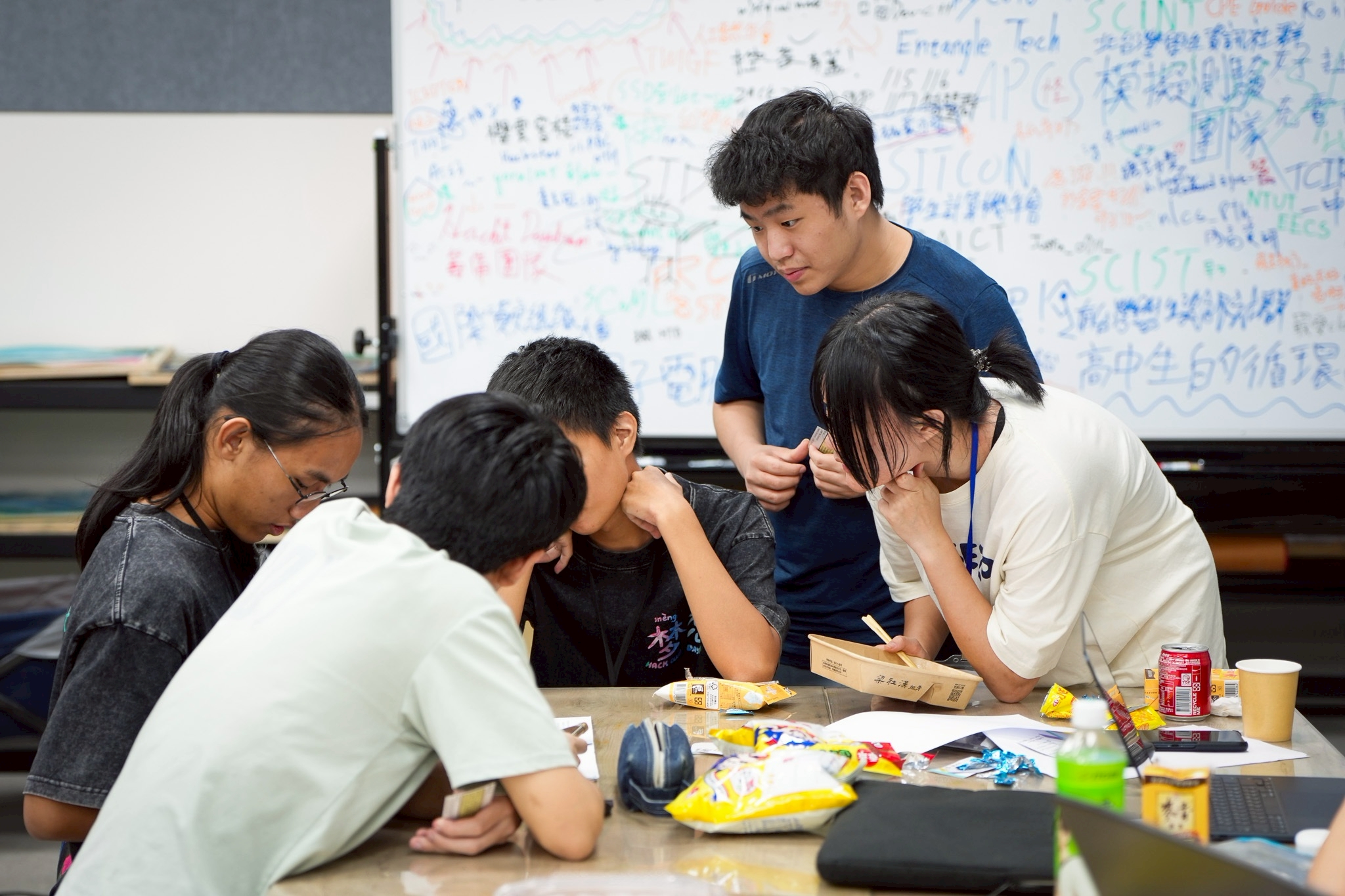 HackIt 參與者在白板前討論